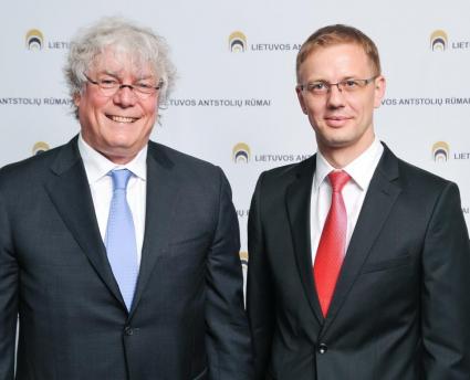 Leo Netten, President of the UIHJ, Aleksandras Selezniovas, Chairman of the Presidium of the National Chamber of the judicial officers of Lithuania