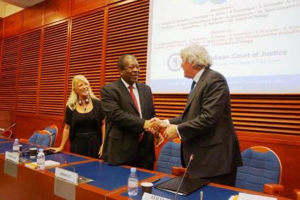 Signature of the Cooperation agreement between the UIHJ and the Caribbean Court of Justice: Sue Collins, member of the board of the UIHJ, Sir Dennis Byron, President of the Caribbean Court of Justice, Leo Netten President of the UIHJ