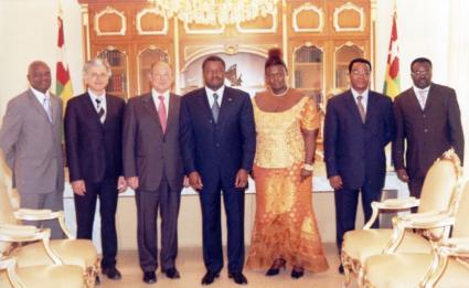 1 – De G. à D. : Honoré Aggrey, secrétaire permanent de l’UIHJ pour la zone d’Afrique centrale et de l’Ouest, Jean-Michel Rouzaud, président de l’Ecole nationale de procédure de Paris, Jacques Isnard, président de l’UIHJ, Faure Gnassingbé, président de la République du Togo, Kokoé Gaba, dos Reis, présidente de la Chambre nationale des huissiers de justice du Togo, Kokou Tozoun, ministre de la justice du Togo, le général Ayéva, directeur de cabinet du chef de l’Etat