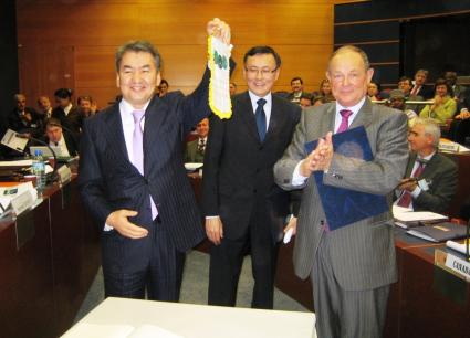 Jacques Isnard, Kairat Mami, signent la charte de coopération entre l'UIHJ et le Kazakhstan