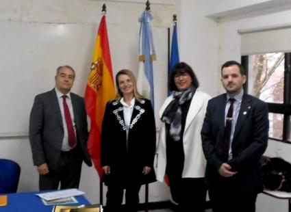 Signature à l’université de Mendoza de l’accord de jumelage entre l’UIHJ et l’Université de Mendoza, le 2 octobre 2012 – Leo Netten, président de l’UIHJ et Salvador Navarria, recteur de l’Université de Mendoza