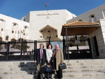Devant le tribunal de première instance d’Amman. De G. à D. : Mathieu Chardon, Muriel Iseli et John Marston