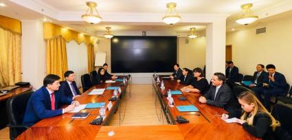 Rencontre au ministère de la justice du Kazakhstan avec Marat Beketaev (2e à gauche), ministre de la justice du Kazakhstan