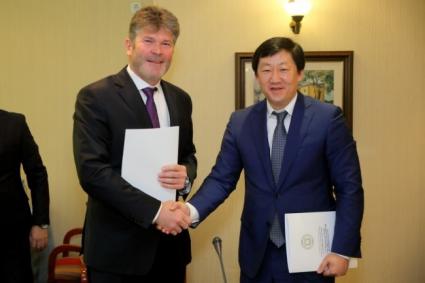 Signature of the Memorandum of Cooperation between the UIHJ and the Republican Chamber of the Judicial Officers of Kazakhstan, from L. to R.: Juraj Podkonický, Deputy Vice-President and Treasurer of the UIHJ Sergey Li, Chairman of the Management Board of the Republican Chamber of Private Judicial Bailiffs of Kazakhstan