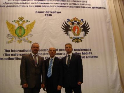 From Left to Right : Serguei Sazanov, Deputy Director of the Federal Service of Judicial Officers of the Russian Federation, Bernard Menut, 1st Vice-President of the UIHJ, Artur Parfenchikov, Director of the Federal Service of Judicial Officers of the Russian Federation