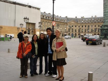 The Thai trainees, with Marie-Josèphe Bouvet anb her collaborator, in Place Vendome, Paris