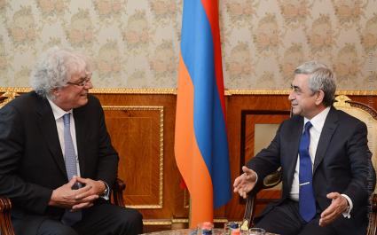 From L. to R.: Leo Netten, President of the UIHJ, Serzh Sargsyan, President of the Republic of Armenia