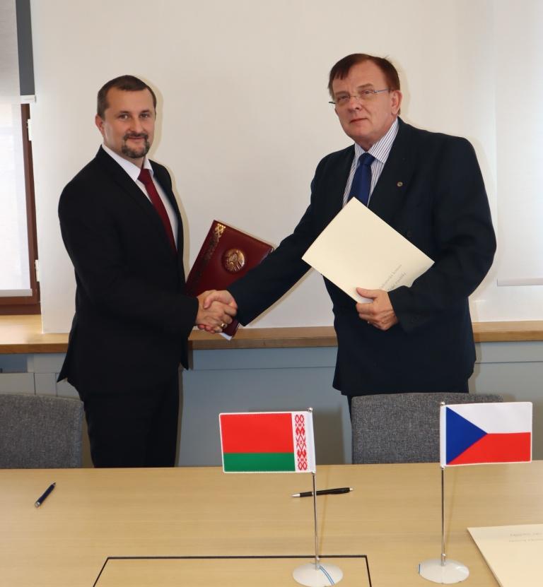 From L. to R : Andrei Avdeev, Deputy Minister of Justice of the Republic of Belarus and Vladimír Plášil, President of the Chamber of Judicial Officers of the Czech Republic 