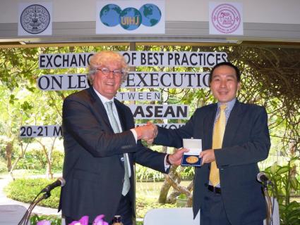 Leo Netten, président de l’UIHJ, Pasit Asawawattanaporn, conseiller juridique, ministère de la justice de Thaïlande