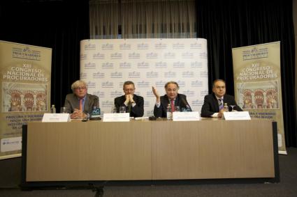 De gauche à droite : Leo Netten, président de l’UIHJ, Ruiz Gallardon, ministre de la justice d’Espagne, Juan Carlos Estevez, président du Conseil général des Procuradores d’Espagne, Juan Bravo Rivera, sous-secrétaire d’Etat à la justice