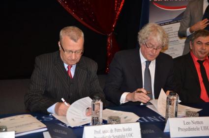 Signature de l’accord de coopération : Ion Bordeianu, recteur de l’Université Ovidius de Constanta, et Leo Netten, président de l’UIHJ